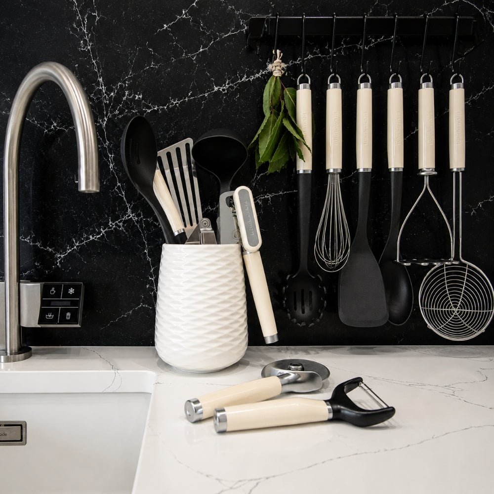 KitchenAid Batidor Manual De Acero Inoxidable Color Crema