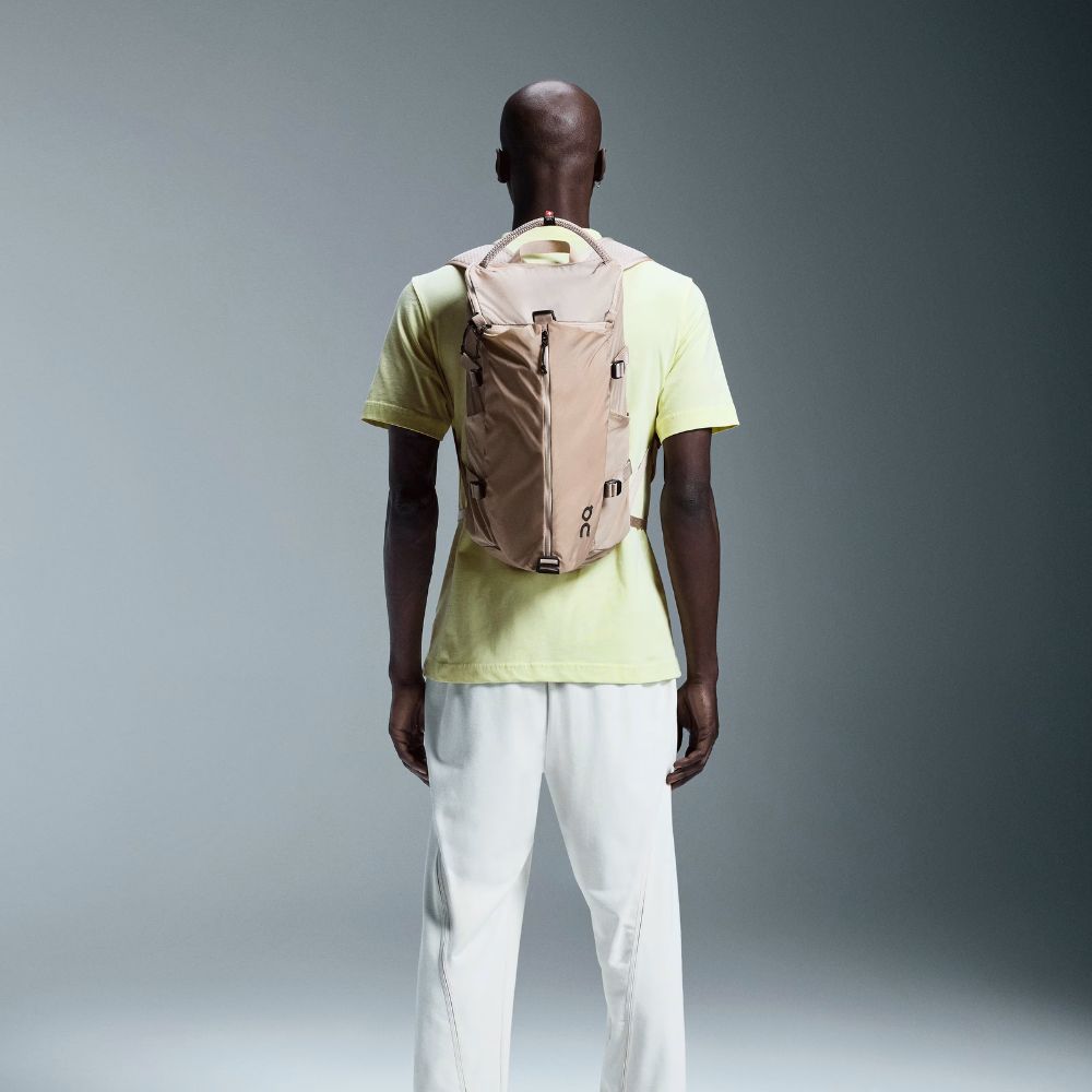 On Bolso Speed Pack 18L Unisex Color Sand