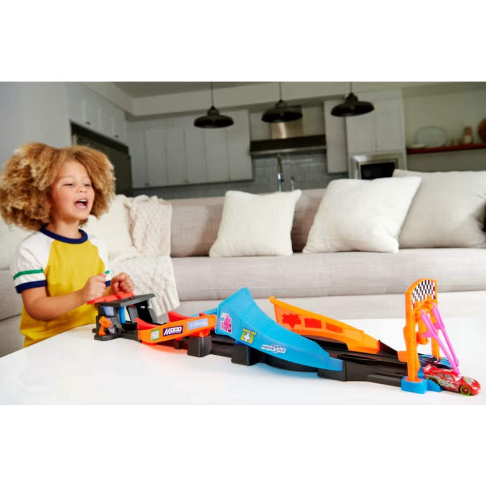 Mattel Cars Glow Racers Lanza y Cruza Pista de Carreras 4+
